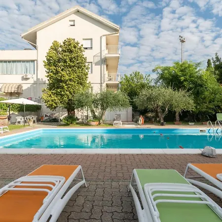 Splendid In With Swimming Pool Lägenhet
